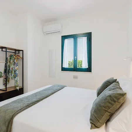 Adele Alcamo, Piscina Privata E Privacy *
