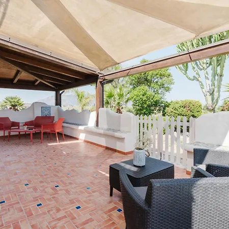 Adele Alcamo, Piscina Privata E Privacy فيلة